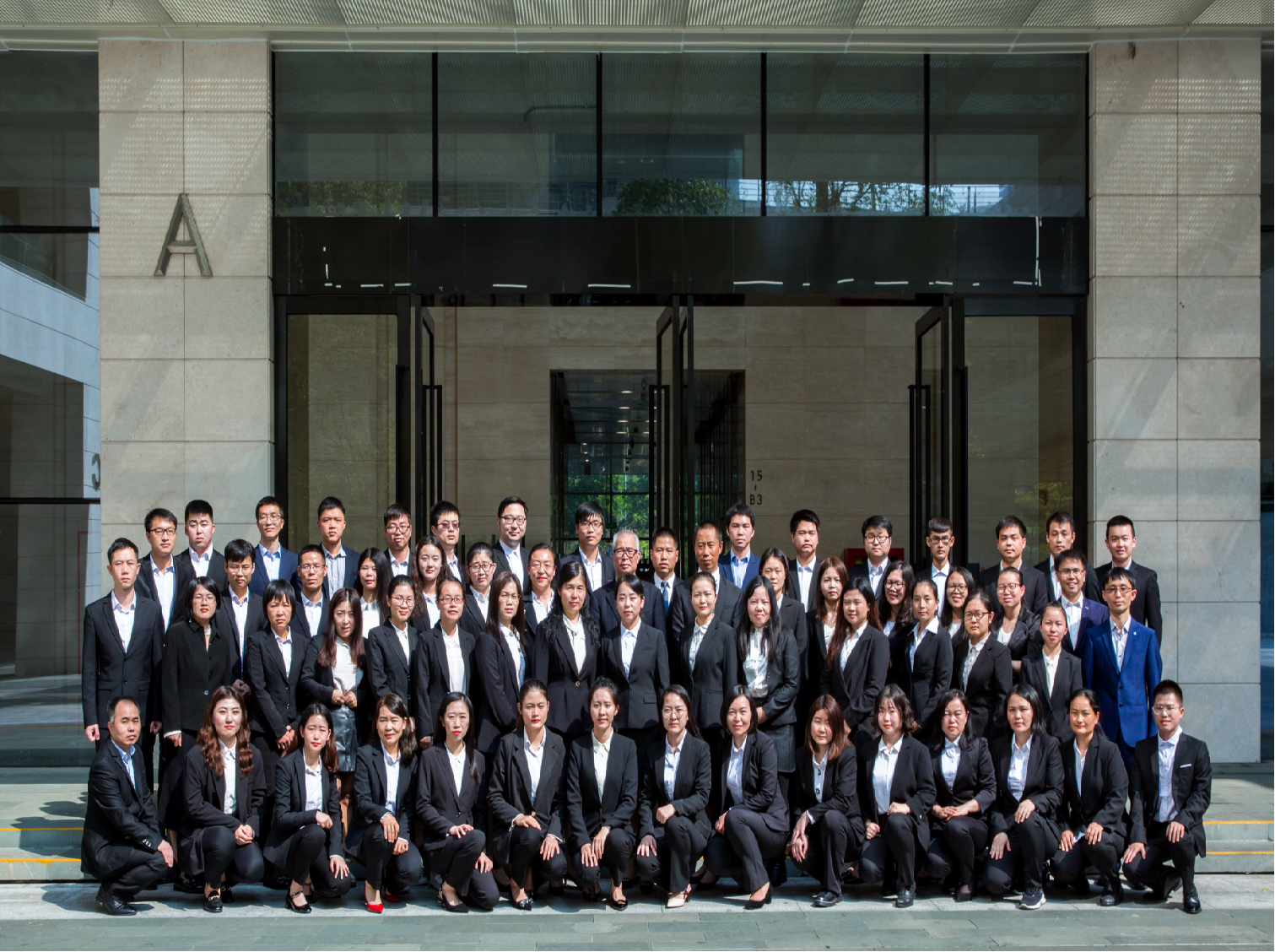 2019年君胜员工合影.png